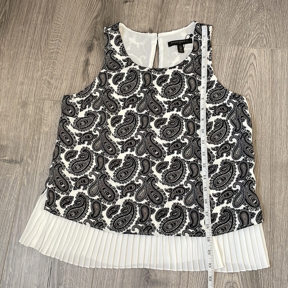 Like new  Paisley layered Sleeveless Top with clean white pleats - Picture 4 of 7